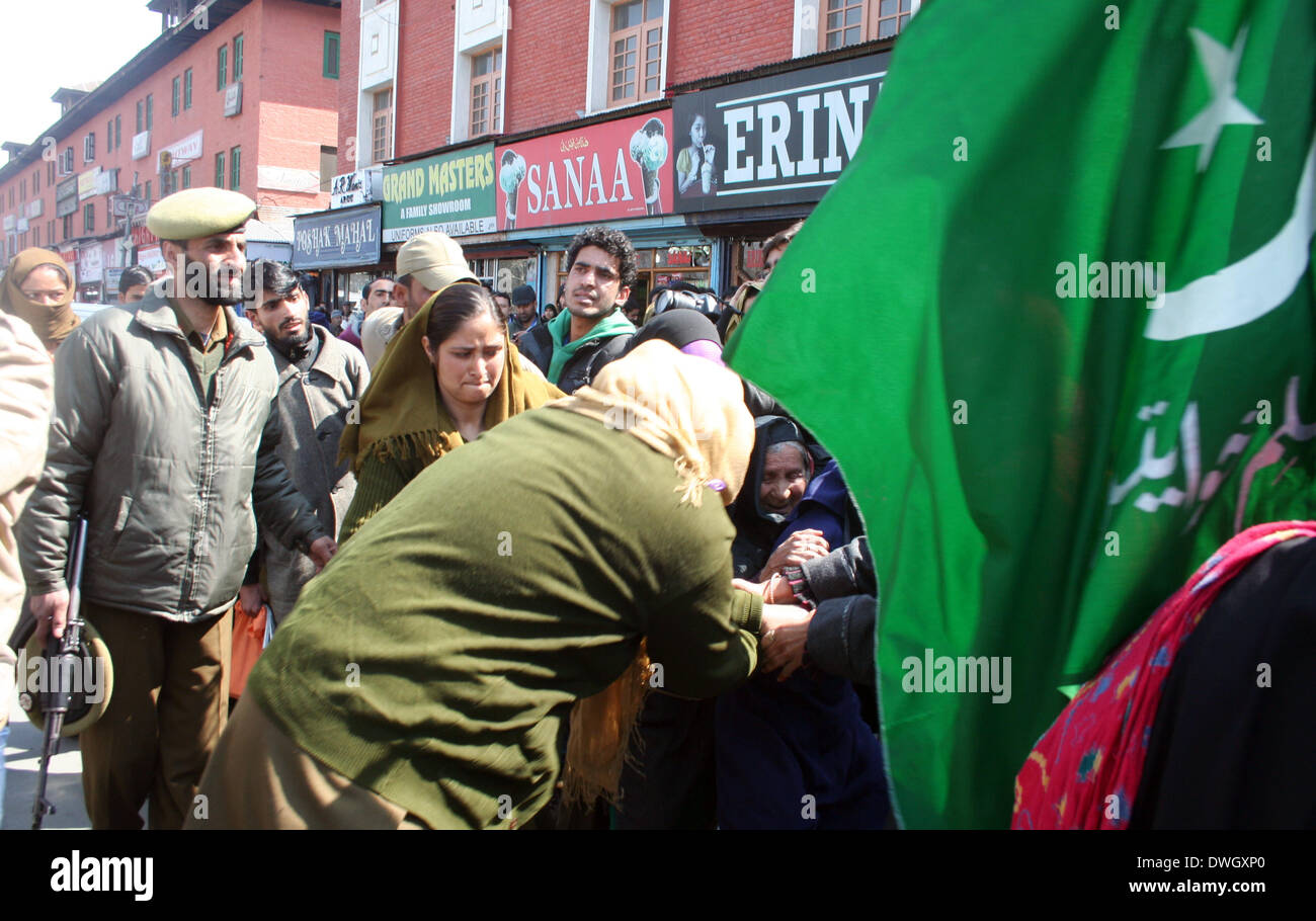 Srinagar, Cachemire sous administration indienne. 08 mars, 2014 Les femmes indiennes échauffourée police , leader de l'APHC yasmeena raja avec plusieurs militants Hurriyat aujourd'hui , quand elle était à la tête d'une manifestation à Lal Chowk à Srinagar pour mettre en lumière le sort des femmes journée internationale des femmes dans le territoire occupé. ( Photo par sofi suhail Alamy Live News) Banque D'Images