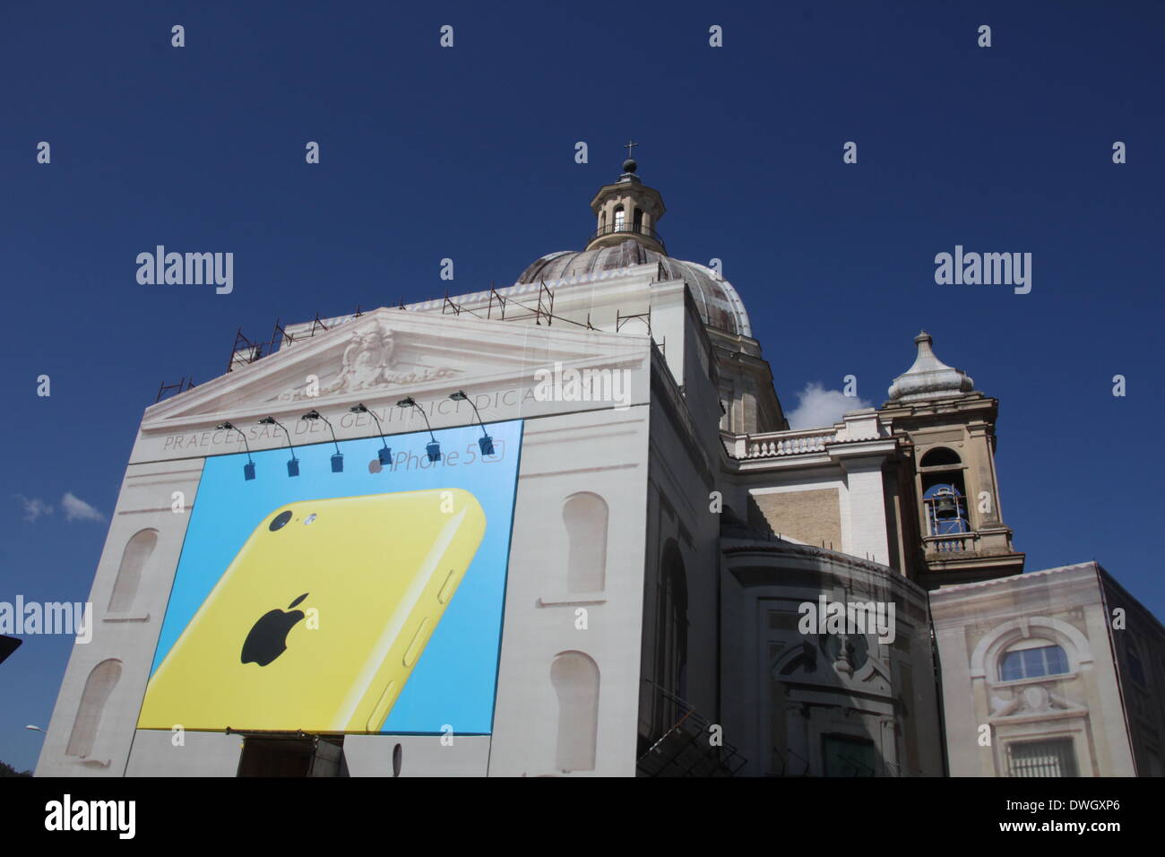 Rome, Italie. 7 mars 2014. Sur le panneau d'Iphone Gran Madre di Dio église dans la zone de Ponte Milvio au grand dam des résidents locaux Crédit : Gari Wyn Williams / Alamy Live News Banque D'Images