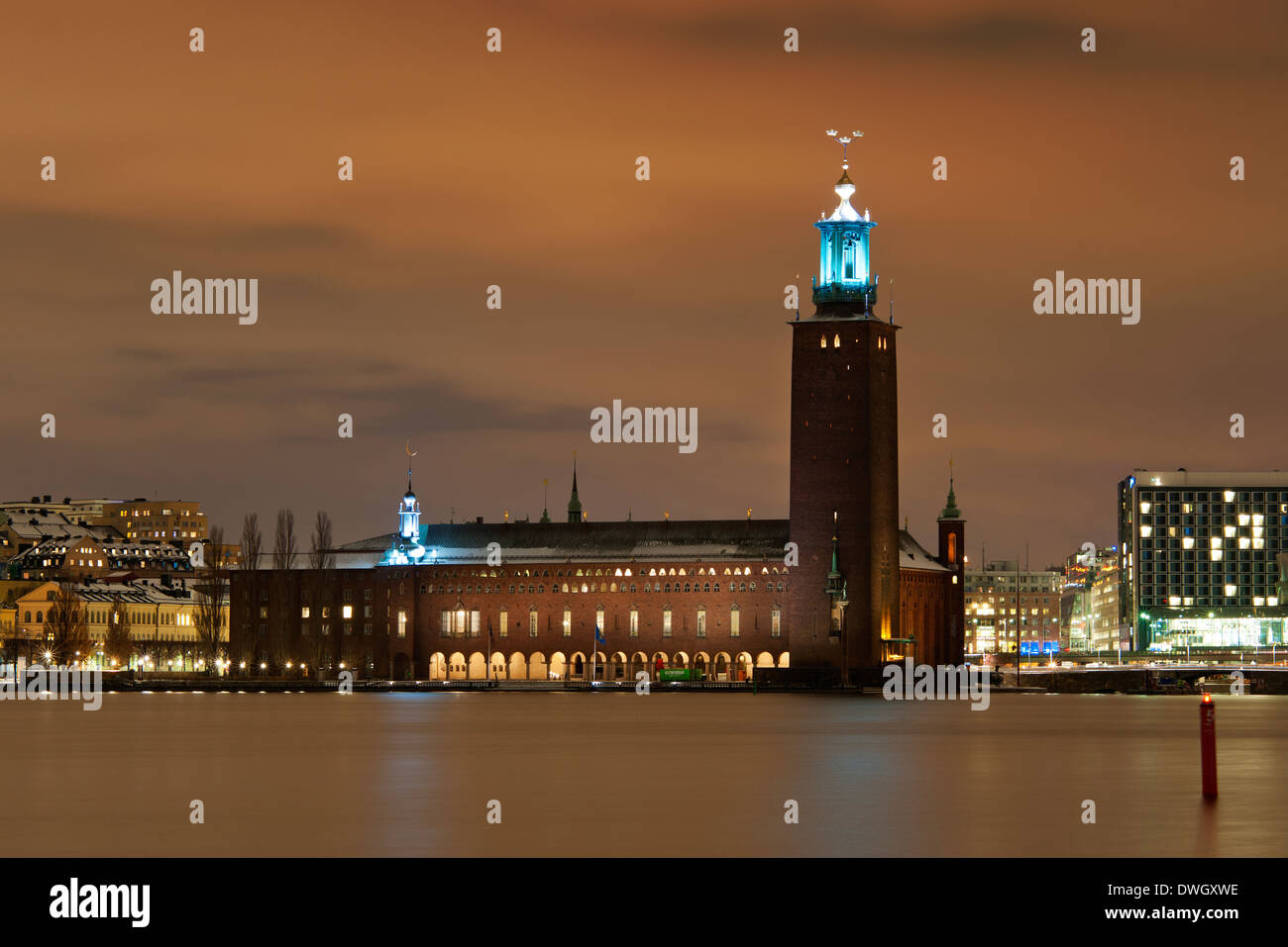 La tombée de la vue de l'Hôtel de Ville de Stockholm (tockholms «' stadshus) 1023, sur l'île de Kungsholmen, à Stockholm, Suède Banque D'Images