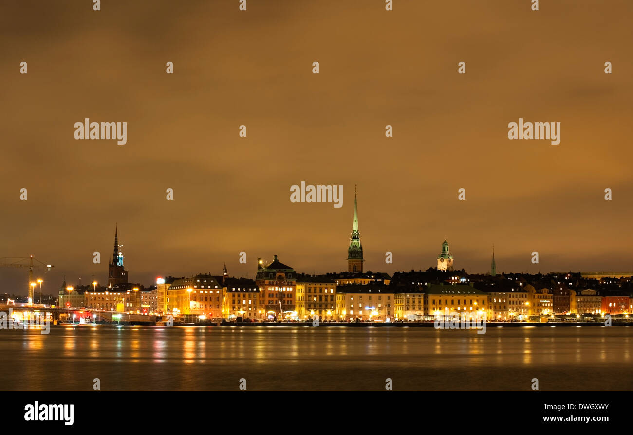 Voir la soirée du quai, Skeppsbrokajen, Gamla Stan, la vieille ville de Stockholm, Suède. Vu de Södermalm. Banque D'Images