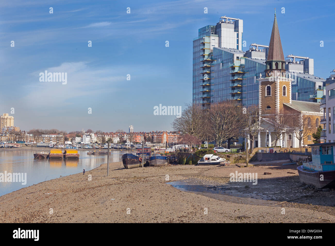 London, Battersea A riverside view avec l'église St Mary Banque D'Images