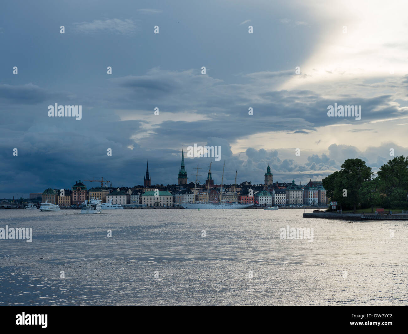 Voilier amarré à Gamla Stan, la vieille ville de Stockholm, Suède, avec l'île de Kastellholmen sur la droite. Banque D'Images