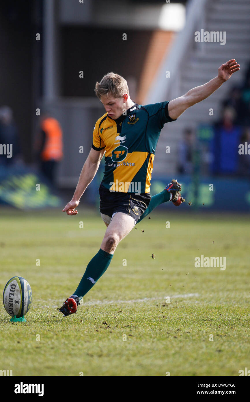 Northampton, Royaume-Uni. 05Th Mar, 2014. S'HOOLEY de Northampton Saints kicks une pénalité de marquer le premier point du jeu au cours de la LV = Cup demi-finale entre les Tonga et les Sarrasins à Franklin's Gardens. Credit : Action Plus Sport/Alamy Live News Banque D'Images