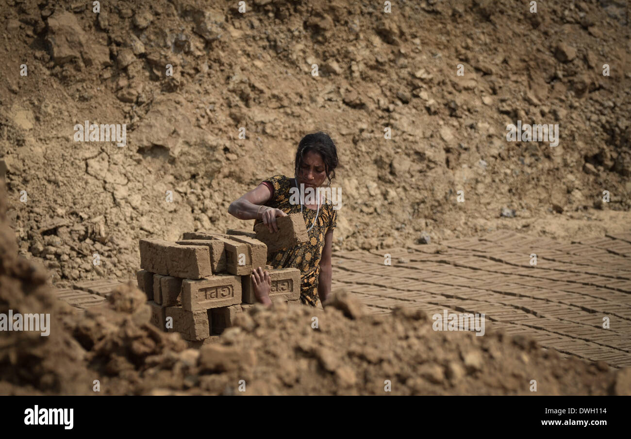 8 mars 2014 - Une femme indienne travailler dans un four en briques sur la Journée internationale de la femme dans la périphérie de Jodhpur, Inde du nord-est de l'état de Nagaland Samedi, Mars 08, 2014. L'Organisation des Nations Unies affirme que 40 pour cent des femmes adultes sont alphabétisés, et elles sont fréquemment victimes de violences et d'abus. La Journée internationale de la femme est célébrée le 8 mars de chaque année. (Crédit Image : © Caisii NurPhoto ZUMAPRESS.com)/MAO/ Banque D'Images