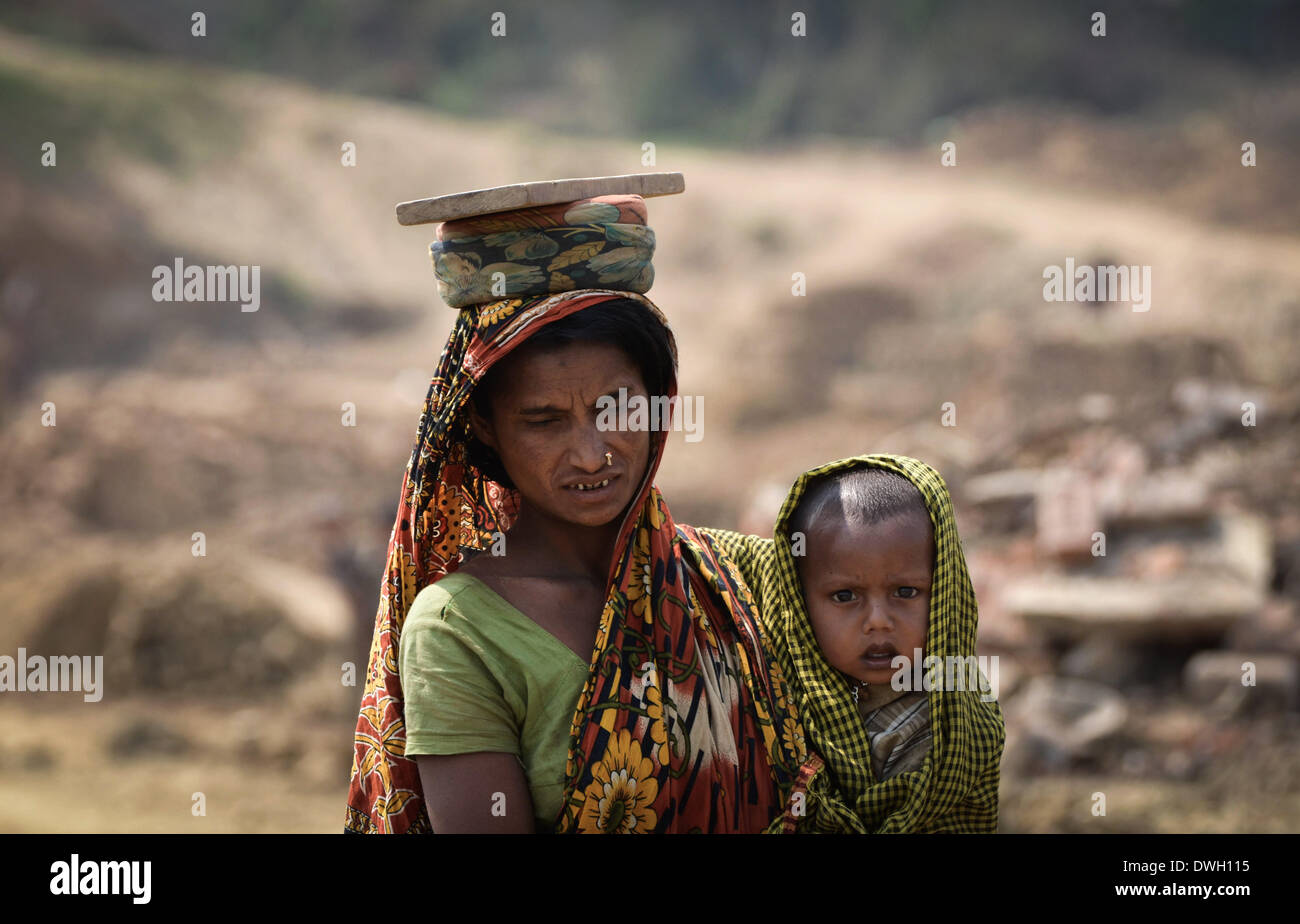 8 mars 2014 - Une femme indienne qui travaillent dans une briqueterie revient pour le déjeuner avec son enfant sur la Journée internationale de la femme dans la périphérie de Jodhpur, Inde du nord-est de l'état de Nagaland Samedi, Mars 08, 2014. L'Organisation des Nations Unies affirme que 40 pour cent des femmes adultes sont alphabétisés, et elles sont fréquemment victimes de violences et d'abus. La Journée internationale de la femme est célébrée le 8 mars de chaque année. (Crédit Image : © Caisii NurPhoto ZUMAPRESS.com)/MAO/ Banque D'Images
