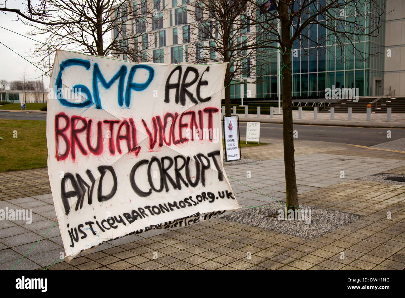 8 mars, 2014 Manchester. Les manifestants de fracturation Camp en dehors de l'AC de GMP. Certains manifestants ant-fracturation, limité par les conditions de libération sous caution de la démonstration de l'IGAS sur le site de forage exploratoire sur Barton Moss Road, Eccles, Salford, ont mis en place un camp en face du siège de la police du Grand Manchester, dans la région de Northampton Road. Des banderoles ont été déployées, et selon la police sont brutales, violentes et "altérées" et également fonctionner comme une "armée privée" pour des activités génératrices de revenu, l'entreprise effectuant le forage d'exploration. Credit : Mar Photographics/Alamy Live News Banque D'Images