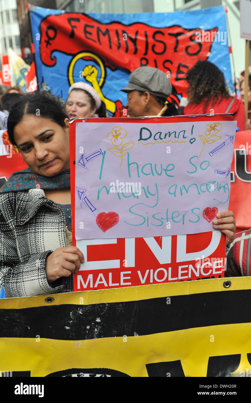 Oxford Street, Londres, Royaume-Uni. 8 mars 2014. Les femmes prennent part à une augmentation des femmes 'Million' marche de protestation contre la violence envers les femmes. Crédit : Matthieu Chattle/Alamy Live News Banque D'Images