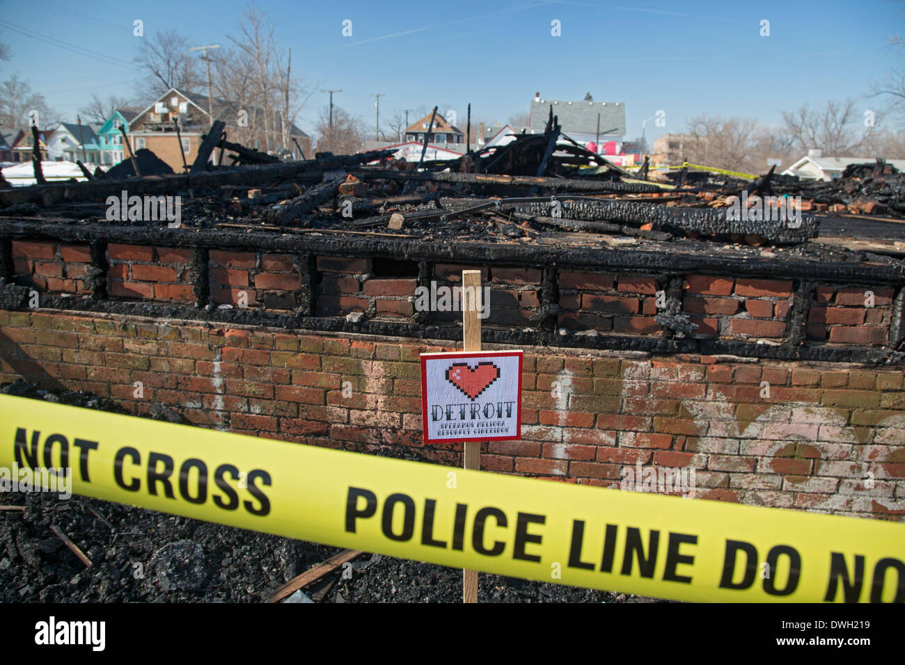 Detroit, Michigan USA - Incendie criminel est soupçonné qu'un incendie a détruit le Party Animal House dans le projet d'Heidelberg. Artiste Tyree Guyton fait au mauvais état de la zone autour de la rue de Heidelberg un aimant pour les touristes par décorer des maisons abandonnées avec des horloges, chaussures, peluches, et autres objets trouvés. C'est le sixième projet Heidelberg chambre pour être brûlés au cours des cinq derniers mois. Crédit : Jim West/Alamy Live News Banque D'Images