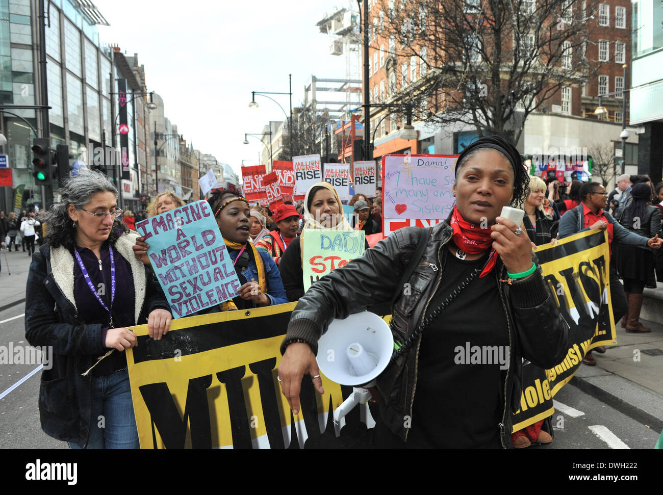 Oxford Street, Londres, Royaume-Uni. 8 mars 2014. Les femmes portant des bannières prendre part à une augmentation des femmes 'Million' marche de protestation contre la violence envers les femmes. Crédit : Matthieu Chattle/Alamy Live News Banque D'Images