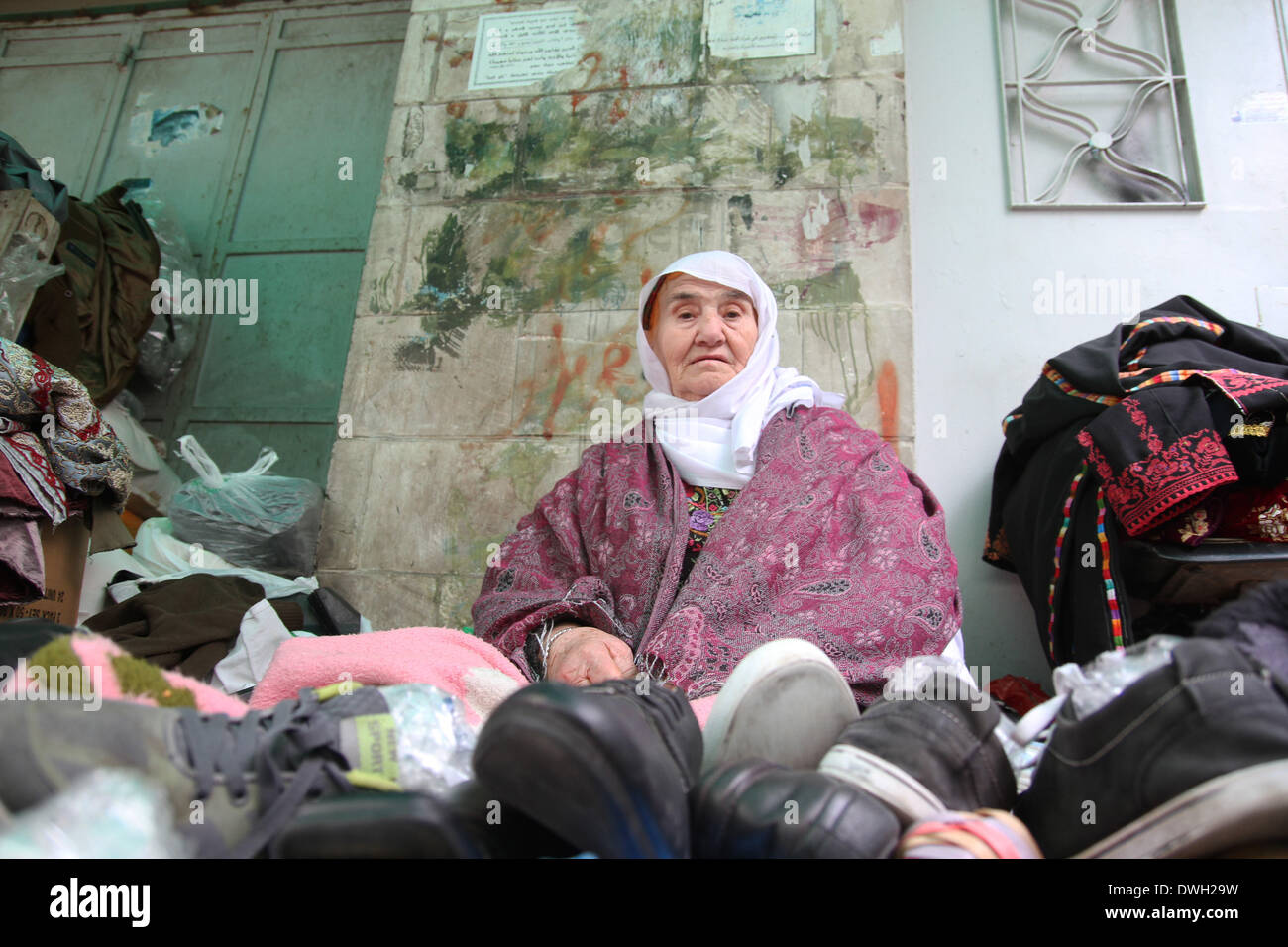 8 mars 2014 - Ramallah, Palestine, Westbank - vieille femme palestinienne vend des vêtements dans la ville de Ramallah, sur la Journée internationale de la femme le 8 mars , 2014. (Crédit Image : © Museitef NurPhoto Abdalkarim/ZUMAPRESS.com) / Banque D'Images
