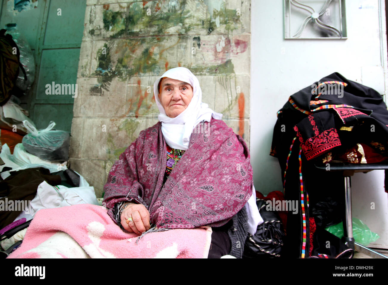 8 mars 2014 - Ramallah, Palestine, Westbank - vieille femme palestinienne vend des vêtements dans la ville de Ramallah, sur la Journée internationale de la femme le 8 mars , 2014. (Crédit Image : © Museitef NurPhoto Abdalkarim/ZUMAPRESS.com) / Banque D'Images