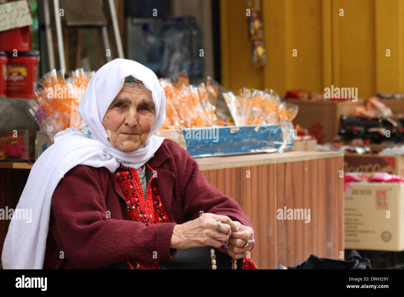 Ramallah, Palestinien. Mar 8, 2014. Ramallah, Palestine- 8 mars, 2014 : vieille femme palestinienne qui vend des bonbons dans la ville de Ramallah au cours de la Journée internationale des femmes. Abdalkarim Crédit : Museitef ZUMAPRESS.com/Alamy NurPhoto //Live News Banque D'Images