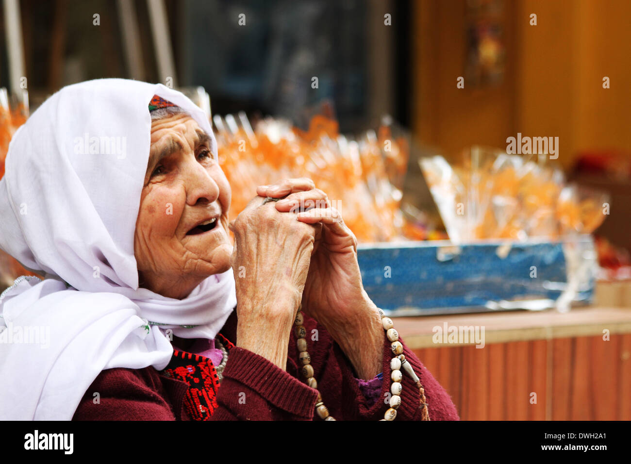 8 mars 2014 - Ramallah, Palestine, Westbank - Ramallah, Palestine- 8 mars, 2014 : vieille femme palestinienne qui vend des bonbons dans la ville de Ramallah au cours de la Journée internationale des femmes. (Crédit Image : © Museitef NurPhoto Abdalkarim/ZUMAPRESS.com) / Banque D'Images