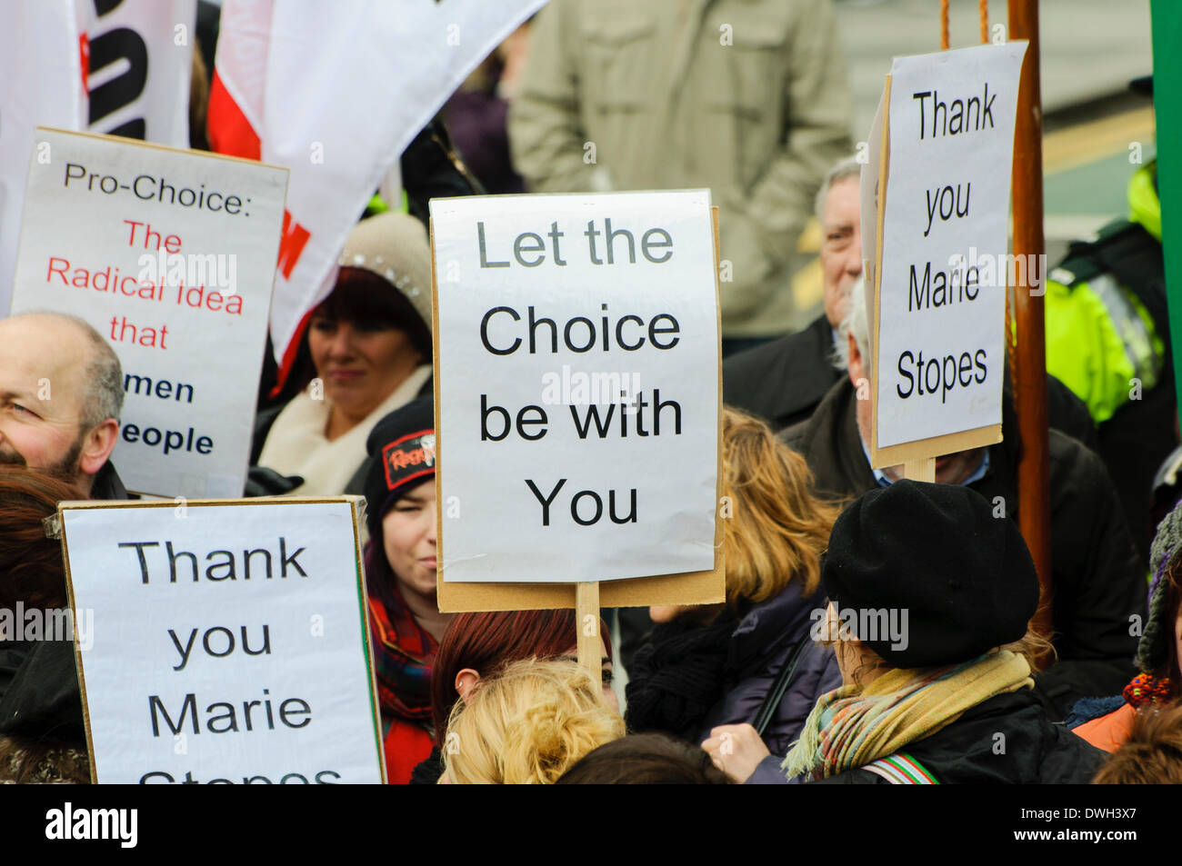 Belfast, Irlande du Nord. 8 mars 2014 - Les femmes détiennent des affiches disant "Merci Marie Stopes' et 'que le choix soit avec vous" par des militants de l'avortement pro-vie à la célébration de la Journée internationale des femmes Crédit : Stephen Barnes/Alamy Live News Banque D'Images