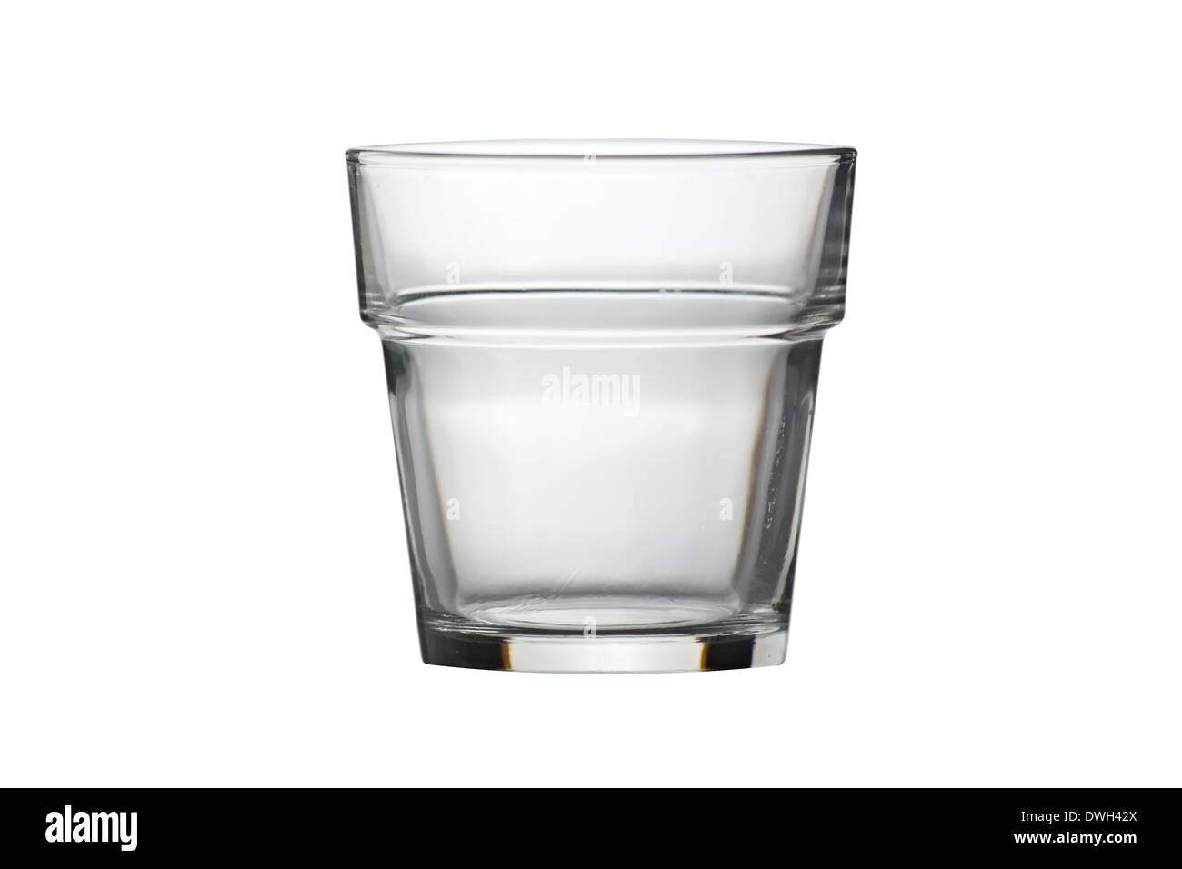 Verre d'eau isolé sur fond blanc. Banque D'Images