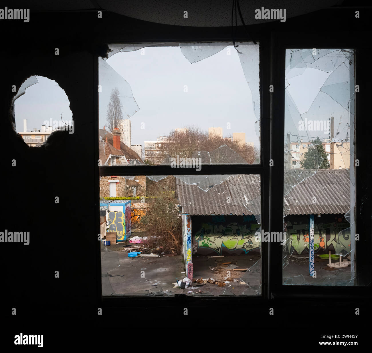 Un vieux bâtiment abandonné complètement industrielle, sur la tagged banlieues de Paris. Banque D'Images