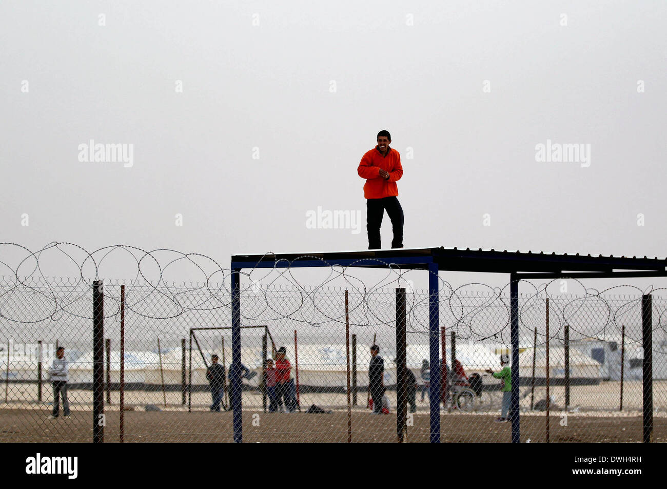 Amman, Jordanie. Mar 8, 2014. Les enfants syriens se réunissent sur une aire de jeux au camp de réfugiés de Zaatari à Mafraq, Jordanie, la ville le 8 mars 2014. Plus de 90 000 réfugiés syriens résident actuellement à Zaatari. © Mohammad Abu Ghosh/Xinhua/Alamy Live News Banque D'Images