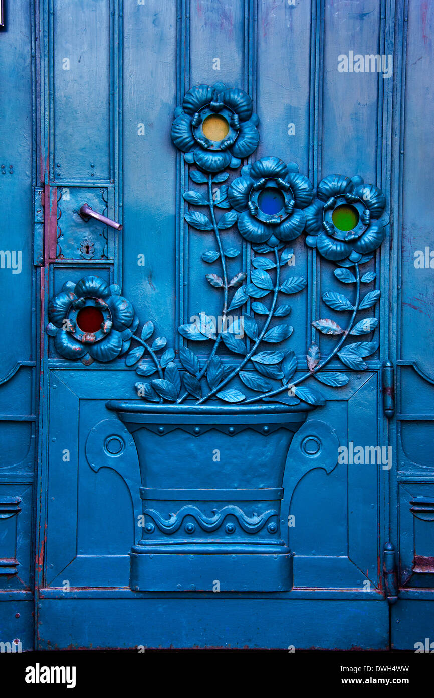 Une vieille porte sur l'ancien bâtiment du théâtre 1903 (maintenant fermée) Place Szczepanski dans la ville de Cracovie en Pologne. Banque D'Images