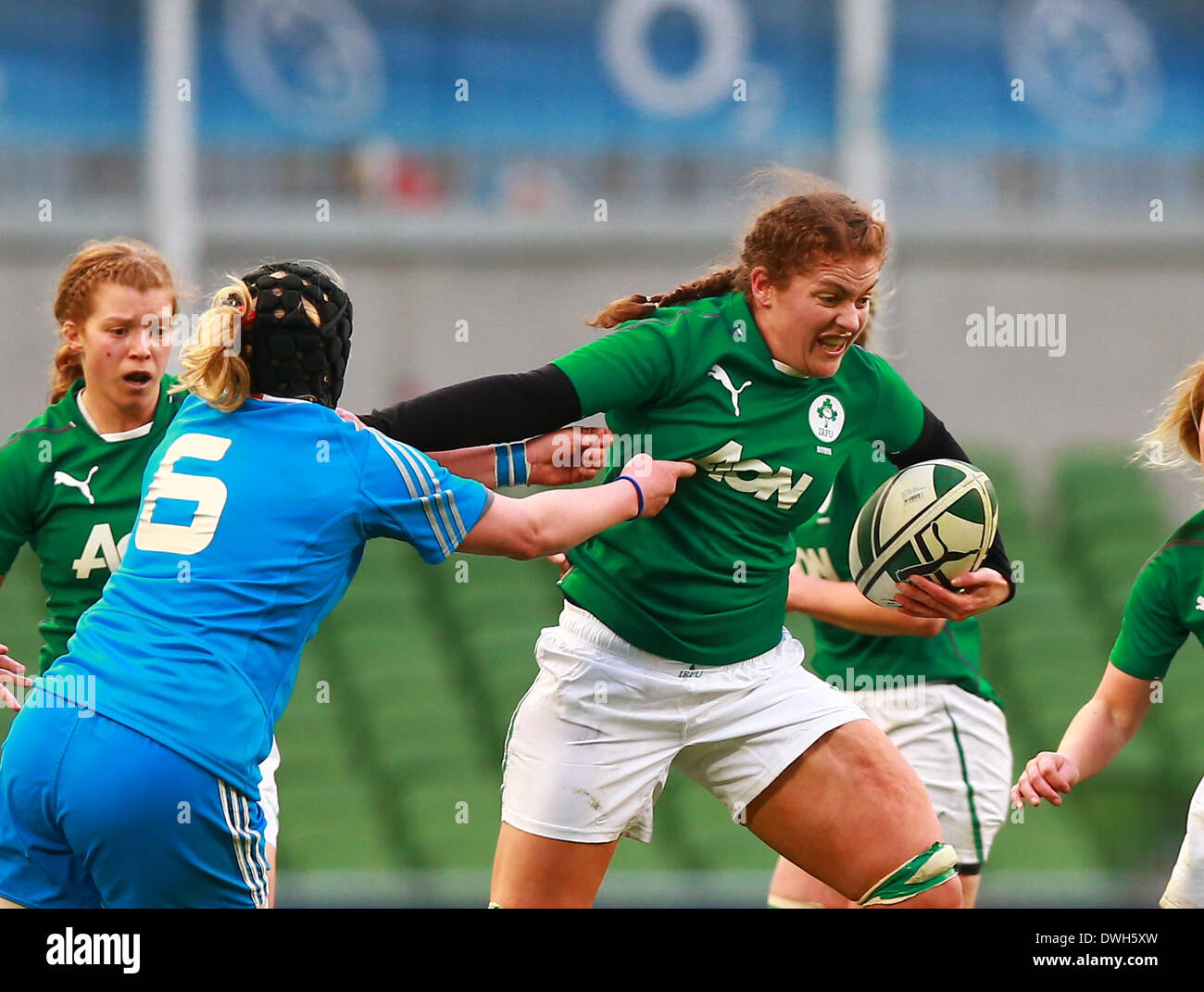 Dublin, Irlande. 05Th Mar, 2014. Fiona Coughlan (capitaine de l'Irlande) tente de transmettre un plaquage de Michela Este (Italie) pendant le match des 6 Nations entre l'Irlande et l'Italie, à l'Aviva Stadium de Dublin : Action Crédit Plus Sport/Alamy Live News Banque D'Images