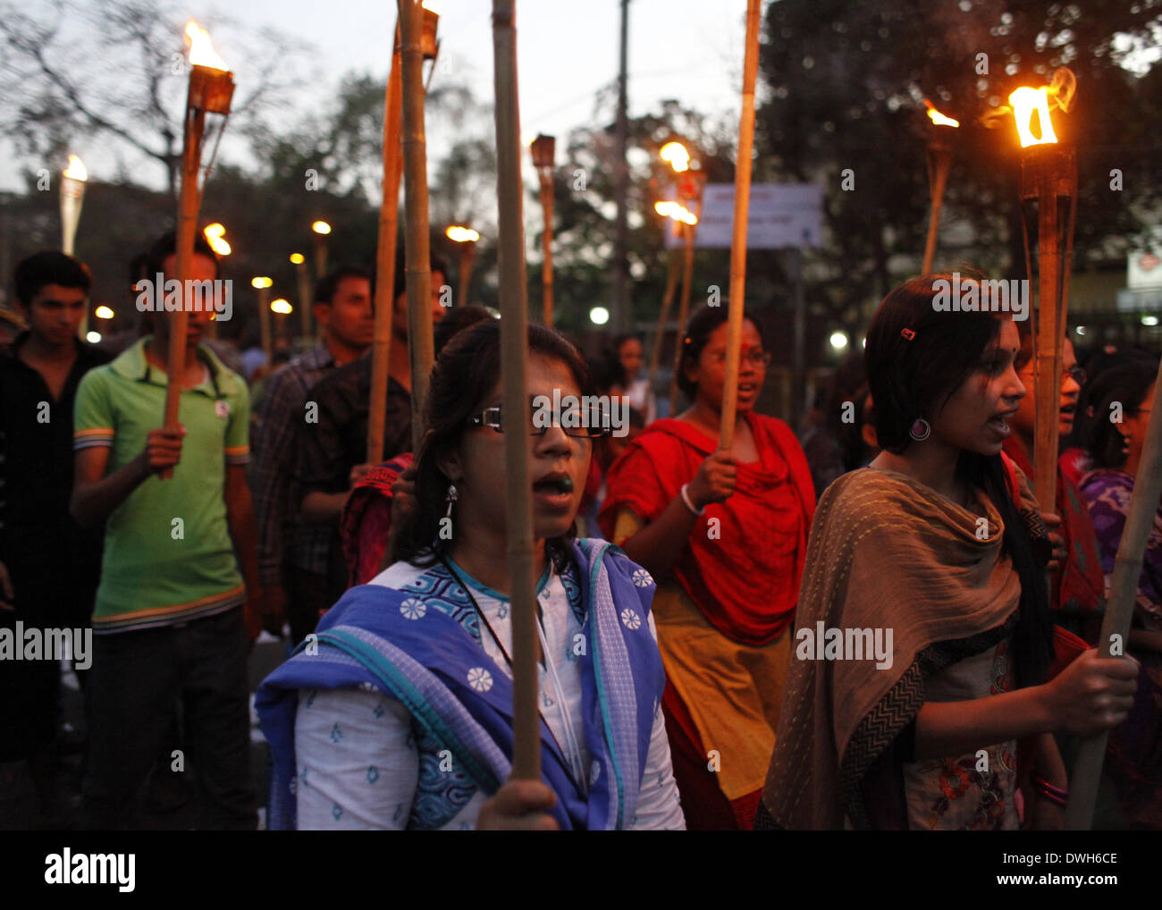 Dhaka, Bangladesh. Mar 8, 2014. Dhaka, Bangladesh, le 08 mars 2014 :.Gono Shonghoti Andolon fait protester aux chandelles dans 'la Journée internationale de la femme" à Dhaka.y compris l'organisation du travail différents Vêtements Commerce Union européenne a célébré ''la Journée internationale de la femme'' faire une chaîne humaine, de protestation, la collecte et l'allumage des bougies.Womens de tous les milieux ont été assisté dans ces fonctions. © Zakir Hossain Chowdhury/NurPhoto ZUMAPRESS.com/Alamy/Live News Banque D'Images