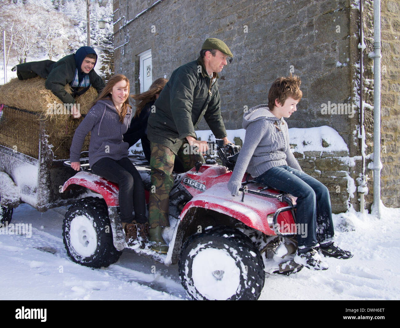 Agriculteur et enfants sur Quad, County Durham Banque D'Images