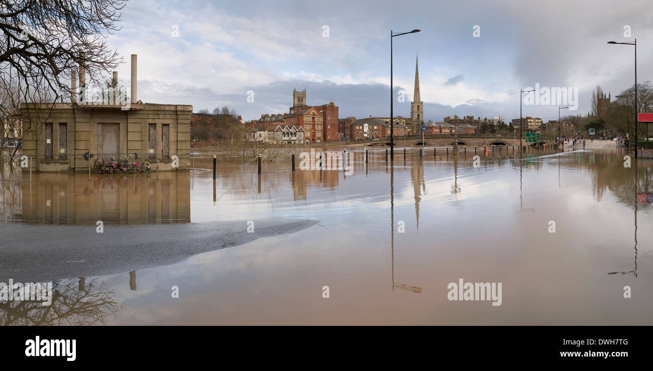 Une photographie panoramique de la rivière Severn sur les inondations Tybridge à Worcester Street. Banque D'Images