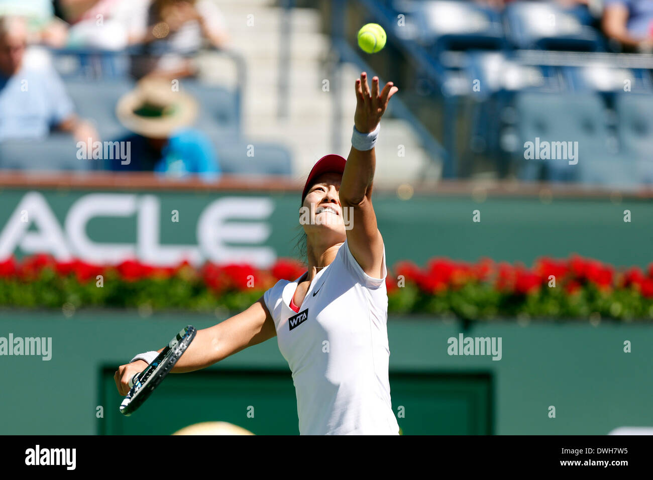 Mars 08, 2014 : Na Li de la Chine sert à Jie Zheng de la Chine au cours de la BNP Paribas Open à Indian Wells Tennis Garden à Indian Wells CA. Banque D'Images