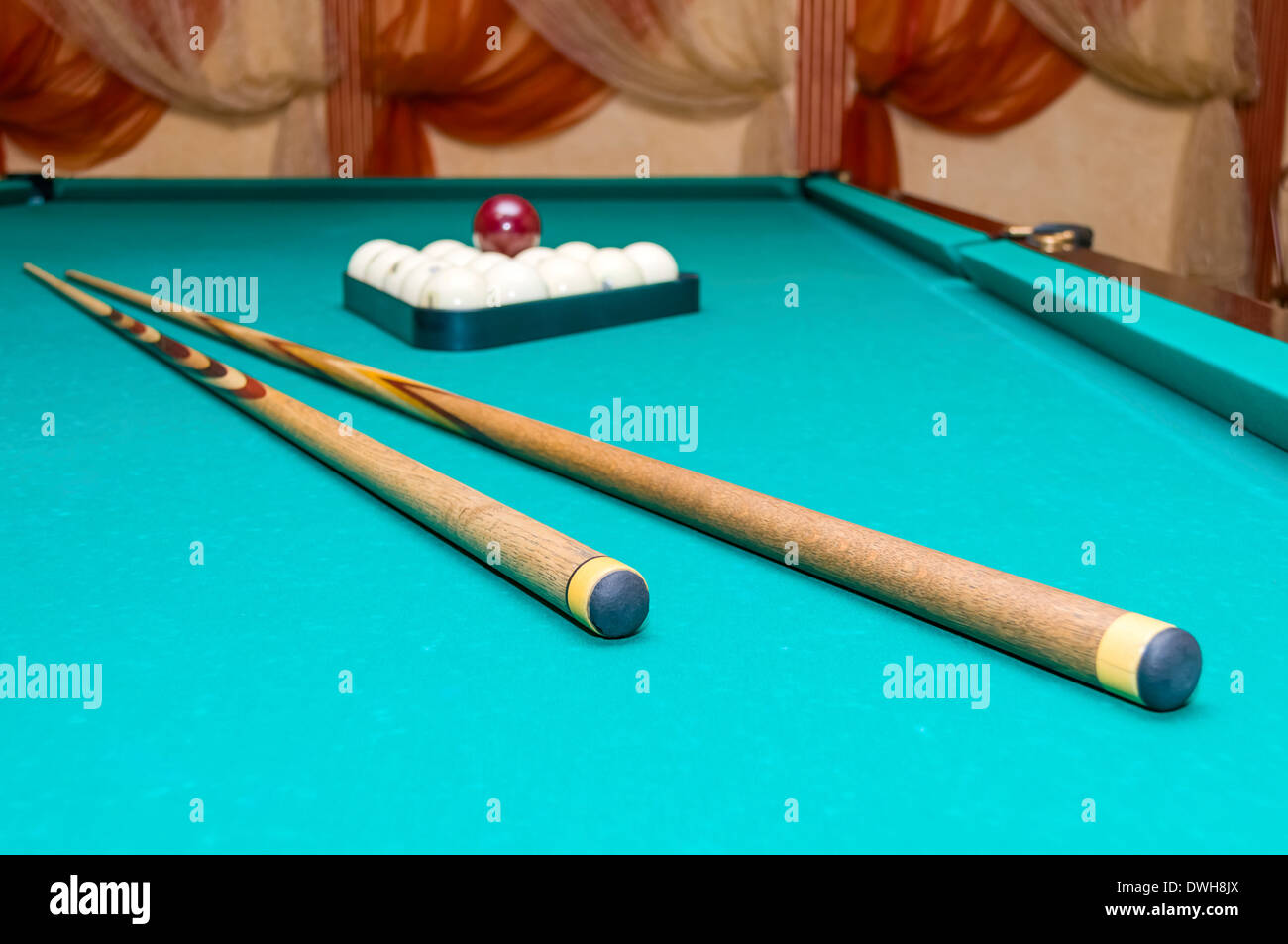 Boules de billard et cue sur une table de billard Banque D'Images