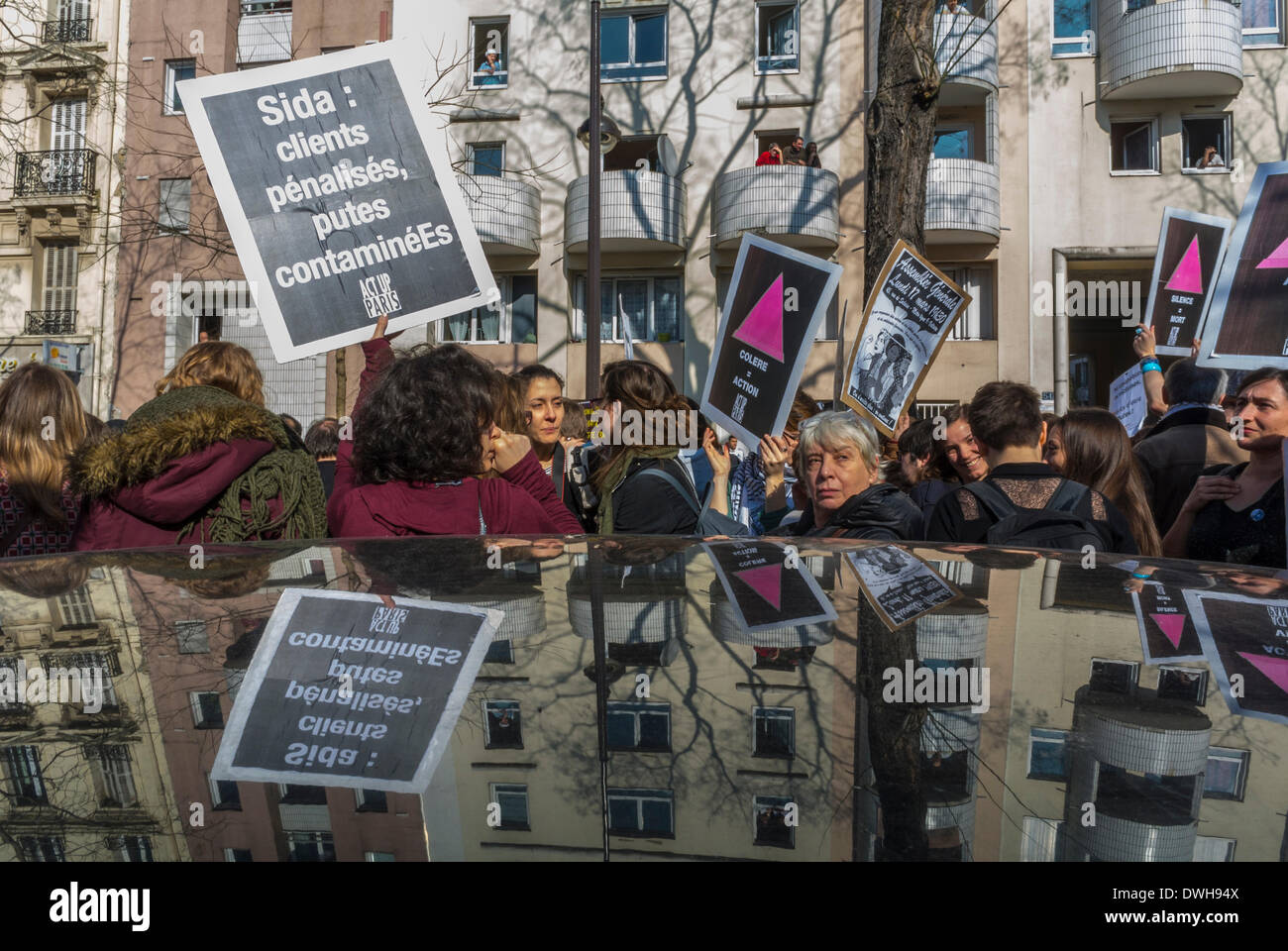 Paris, France. 8 mars. Des groupes féministes français, dont le 8 mars et Act Up Paris, protestent lors de la Journée internationale de la femme, une foule nombreuse, défilent avec des panneaux dans la rue, des femmes pour l'égalité, des manifestations lgbt Banque D'Images