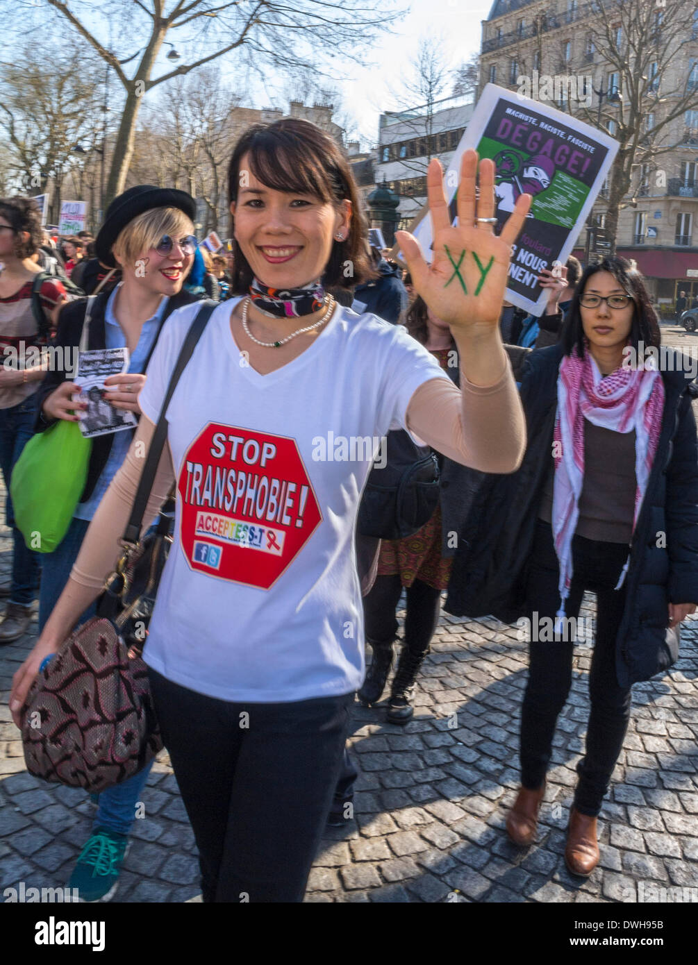Paris, France. 8th mars. Groupes féministes français, dont Mars 8 et ACT Up Paris, protestant à l'événement de la Journée internationale de la femme, Trans activiste femme slogan t shirt sur main XY, activiste, égalité, marchage des femmes, manifestation de la Journée des droits de la femme, homophobie transphobie transphobie Banque D'Images