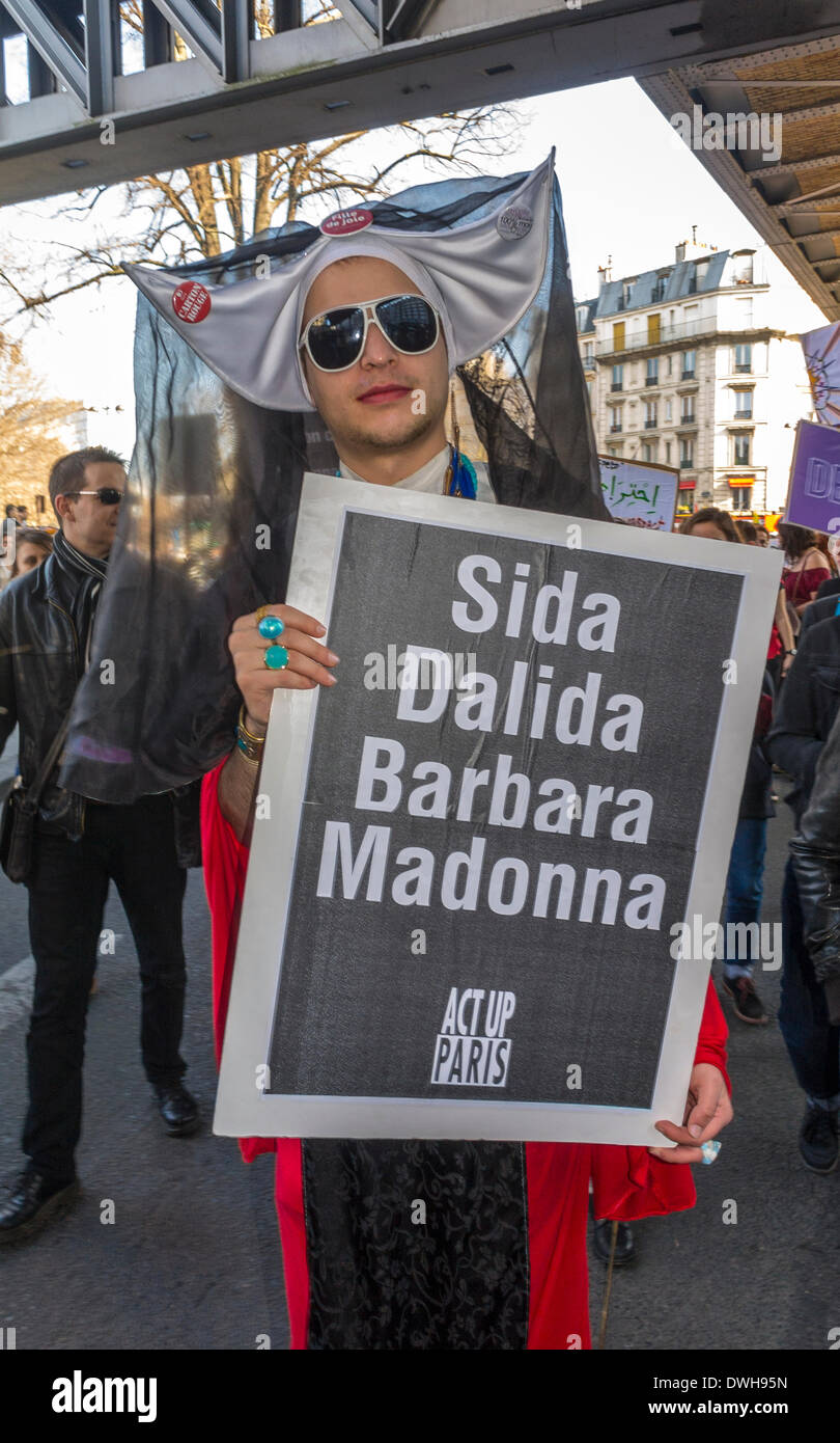 Paris, France. 8th mars. Les groupes féministes français, dont Mars 8 et ACT Up Paris, protestent à l'événement de la Journée internationale de la femme, affiche de protestation contre le vih/SIDA, protestant LGBTQ Banque D'Images