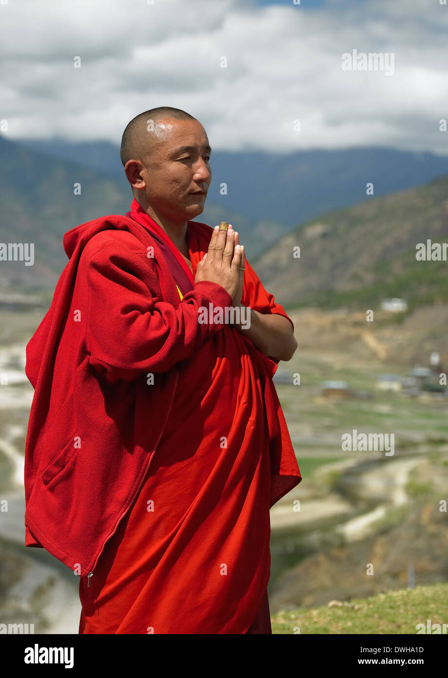 Un moine bouddhiste près de Paro Dzong dans le Royaume du Bhoutan. Banque D'Images