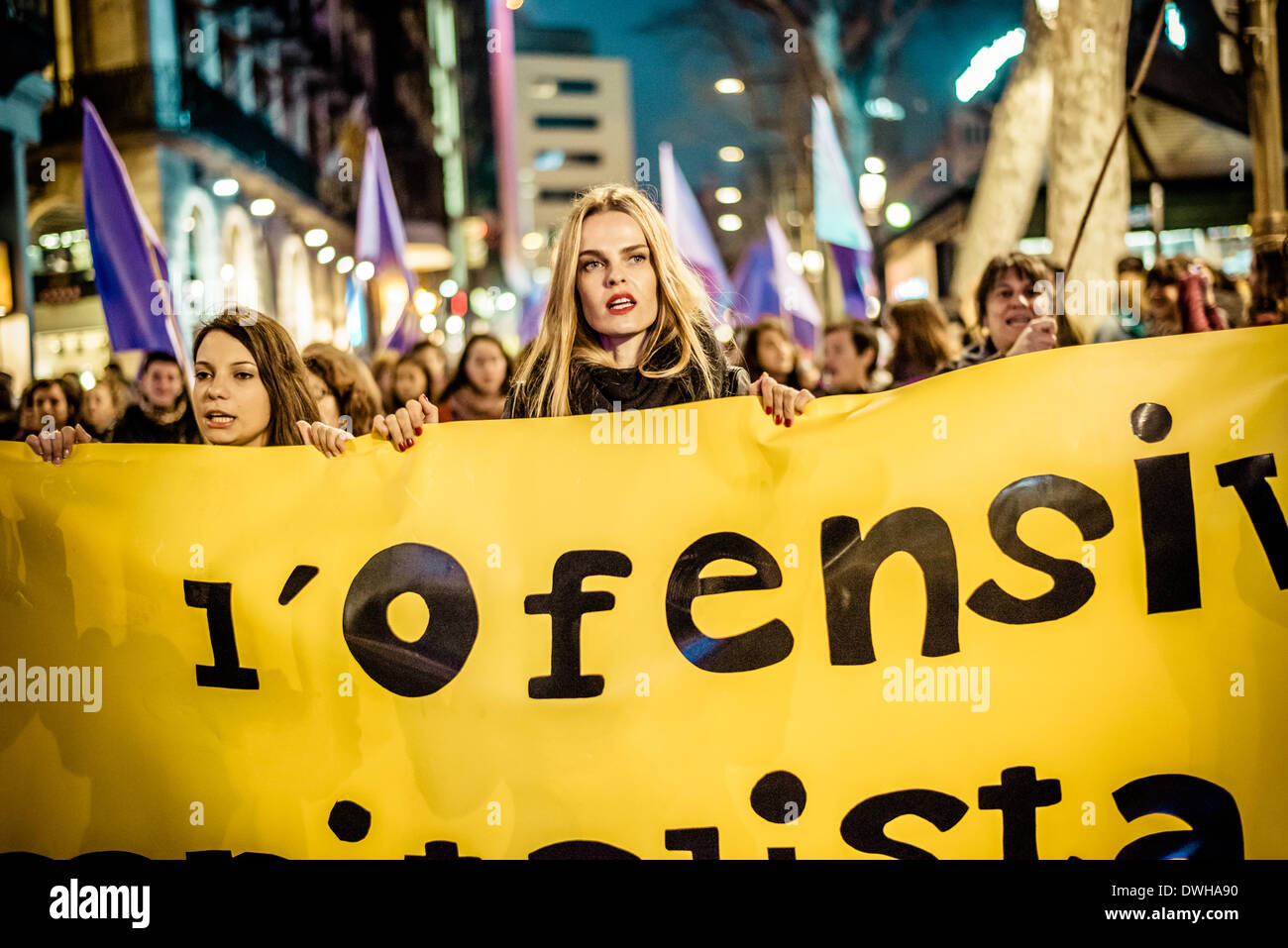 Barcelone, Espagne. 8 mars 2014 : Les militants derrière leur bannière mars à la ville de Barcelone sur la Journée internationale de la femme : Crédit matthi/Alamy Live News Banque D'Images