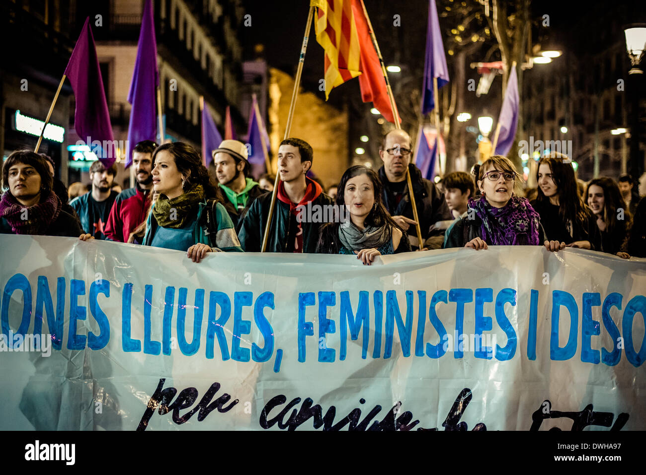 Barcelone, Espagne. 8 mars 2014 : Les militants derrière leur bannière mars à la ville de Barcelone sur la Journée internationale de la femme : Crédit matthi/Alamy Live News Banque D'Images
