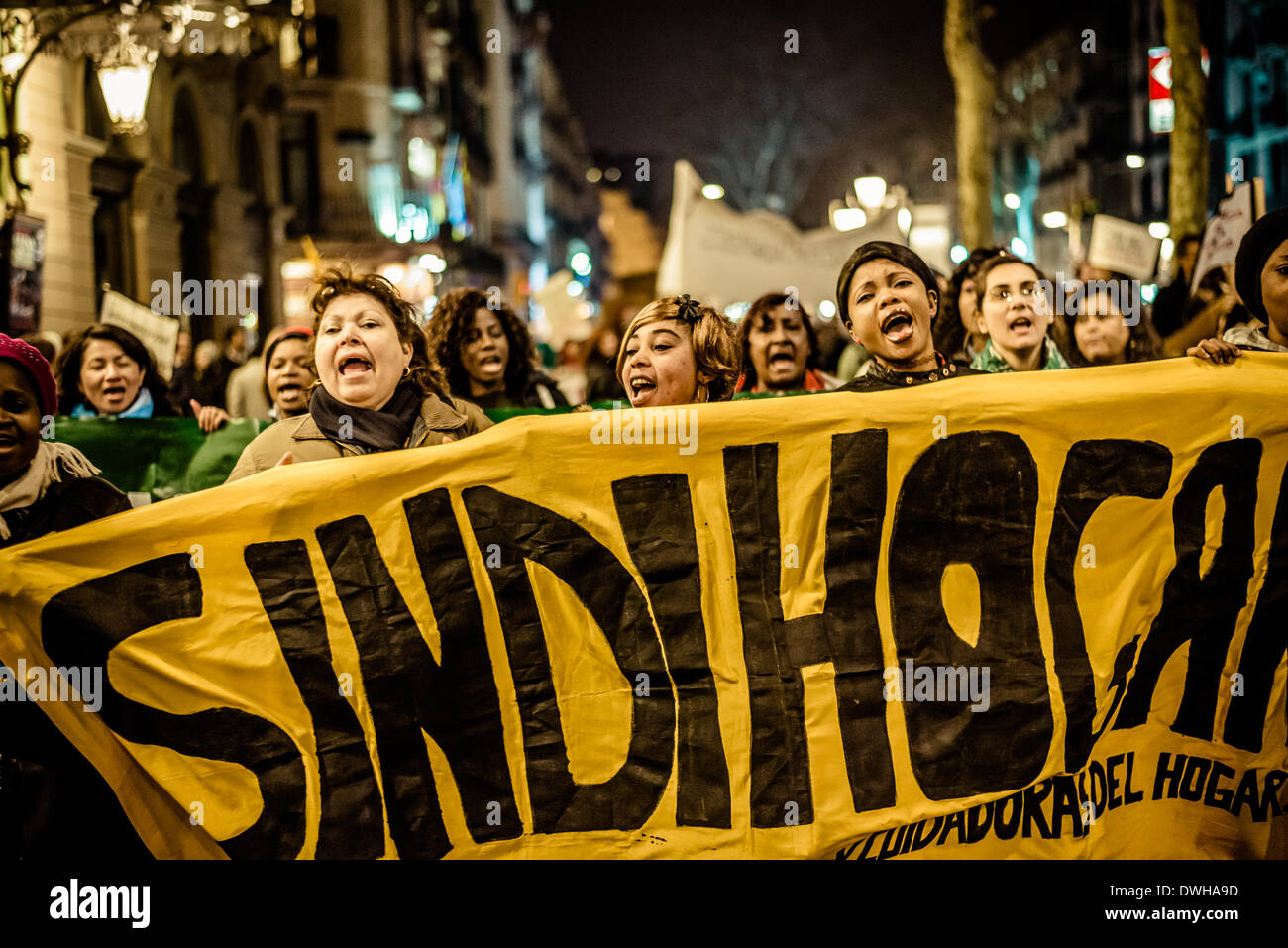 Barcelone, Espagne. 8 mars 2014 : Les militants derrière leur bannière crier des slogans qu'ils défilent dans la ville de Barcelone sur la Journée internationale de la femme : Crédit matthi/Alamy Live News Banque D'Images