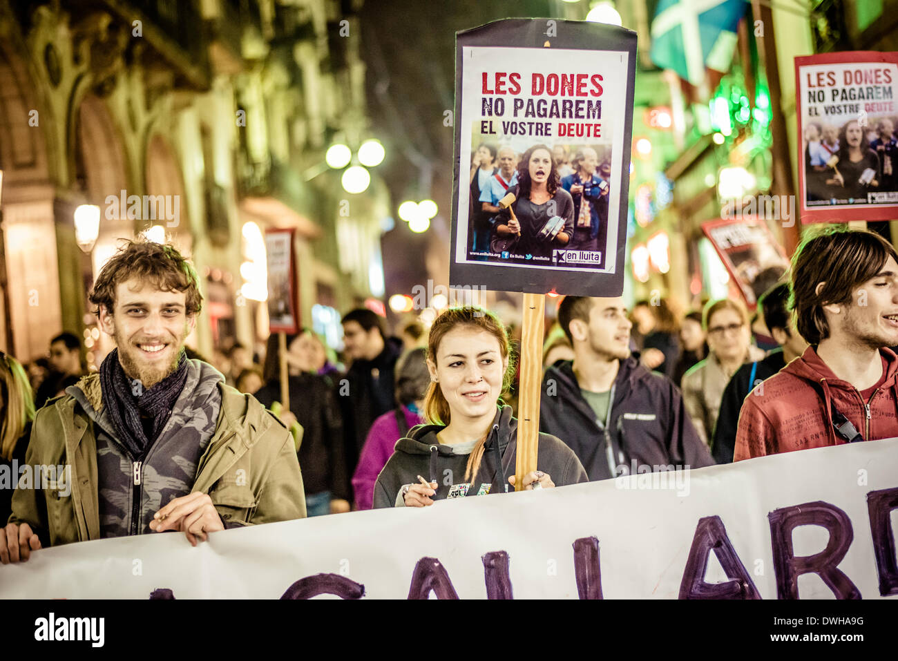 Barcelone, Espagne. 8 mars 2014 : Activists holding pancartes derrière leur bannière mars à la ville de Barcelone sur la Journée internationale de la femme : Crédit matthi/Alamy Live News Banque D'Images