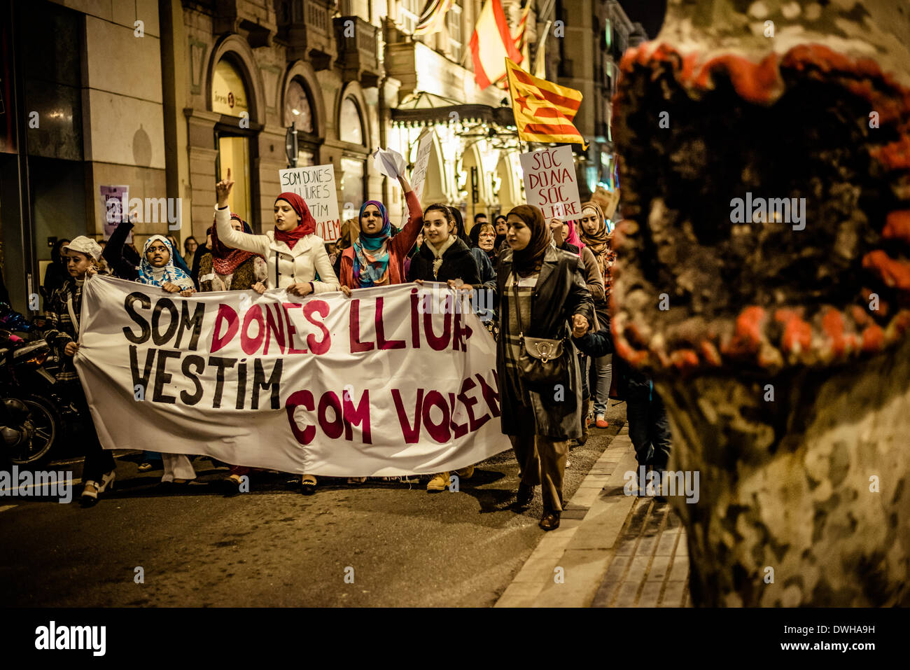 Barcelone, Espagne. 8 mars 2014 : Les militants derrière leur bannière crier des slogans qu'ils défilent dans la ville de Barcelone sur la Journée internationale de la femme : Crédit matthi/Alamy Live News Banque D'Images