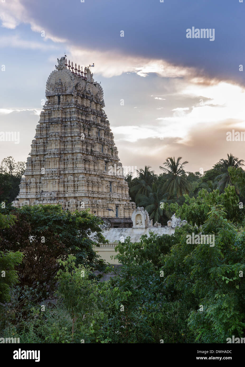 Orage en soirée réunit plus de Vellore fort et le Gopuram du temple de Shiva dans le Tamil Nadu, Inde. Banque D'Images