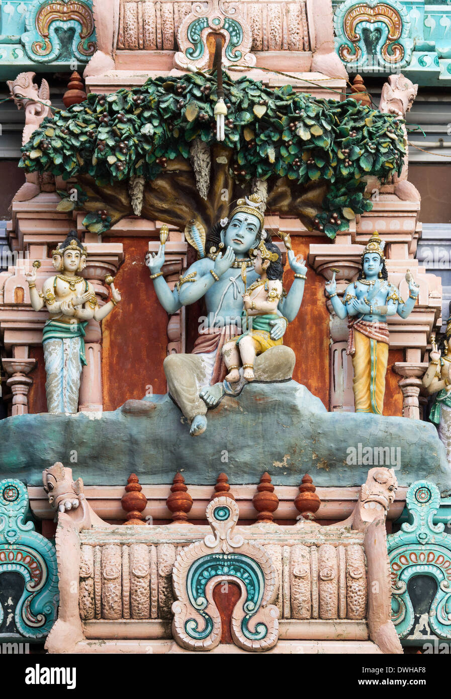 Murugan, le fils de Shiva, assis sur son genou, statue sur le gopuram du Temple Hill Rathinagiri à Vellore, Tamil Nadu, Inde. Banque D'Images