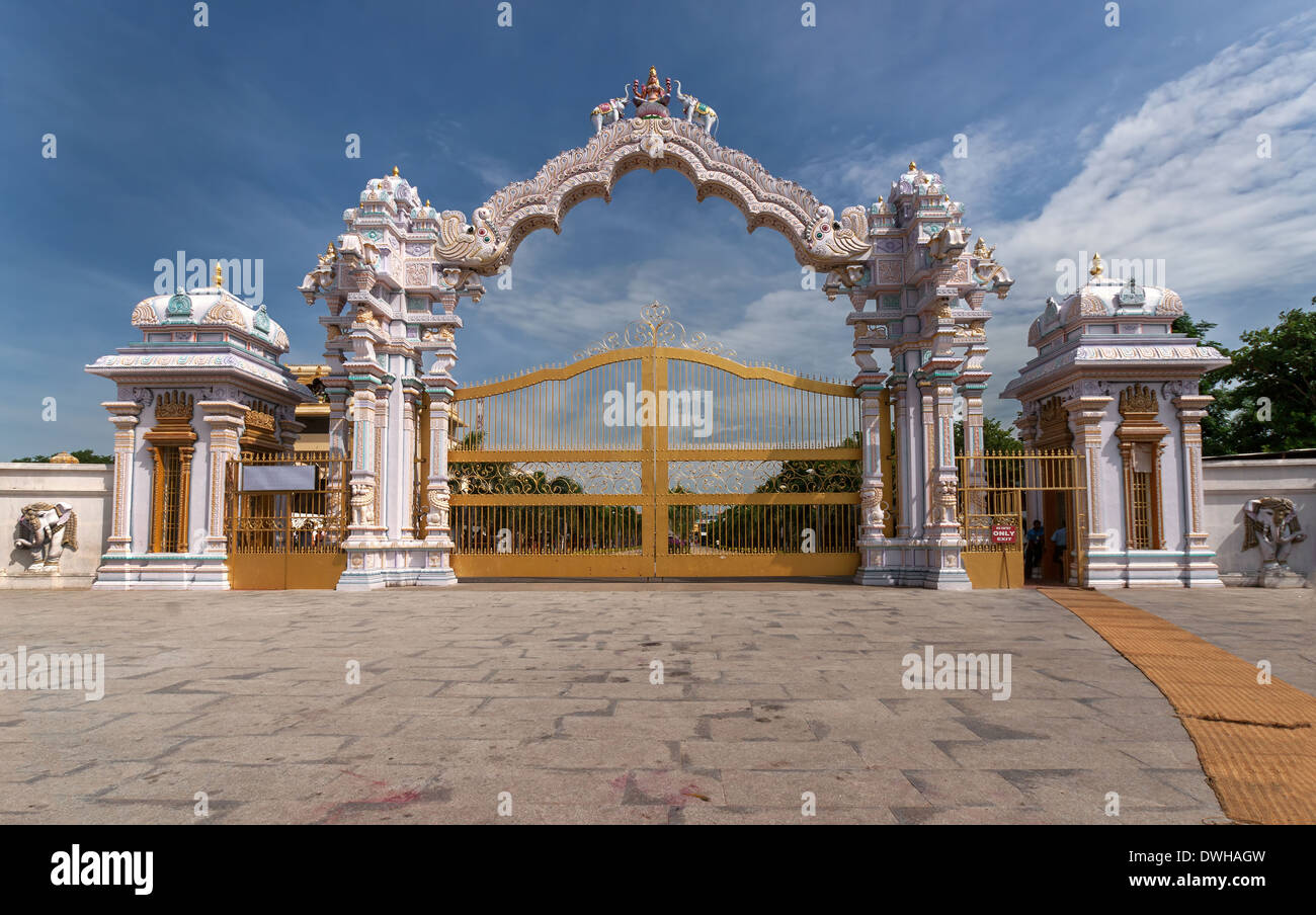 La porte d'entrée ornementales de Sripuram, le Temple d'or à Vellore, Tamil Nadu, Inde. Banque D'Images