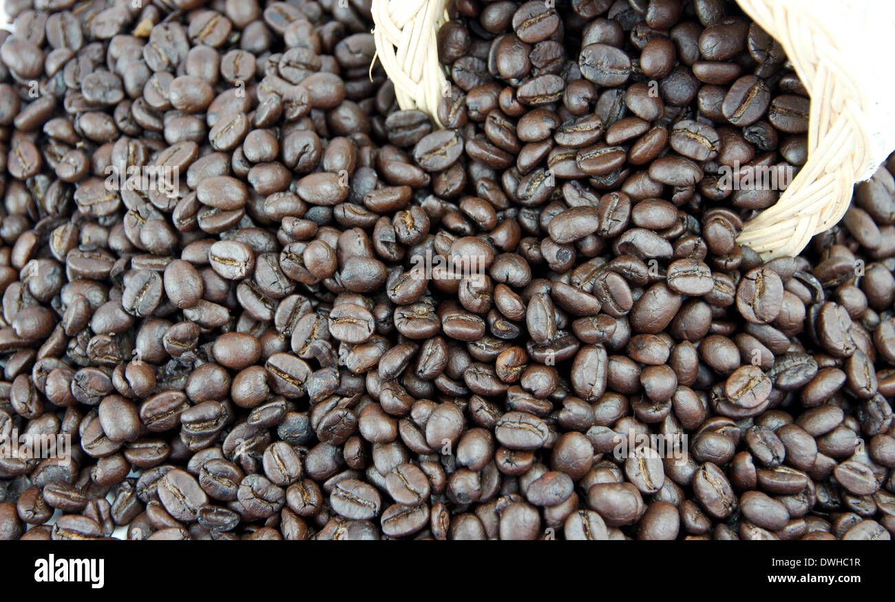 Les grains de café torréfié dans panier. Banque D'Images