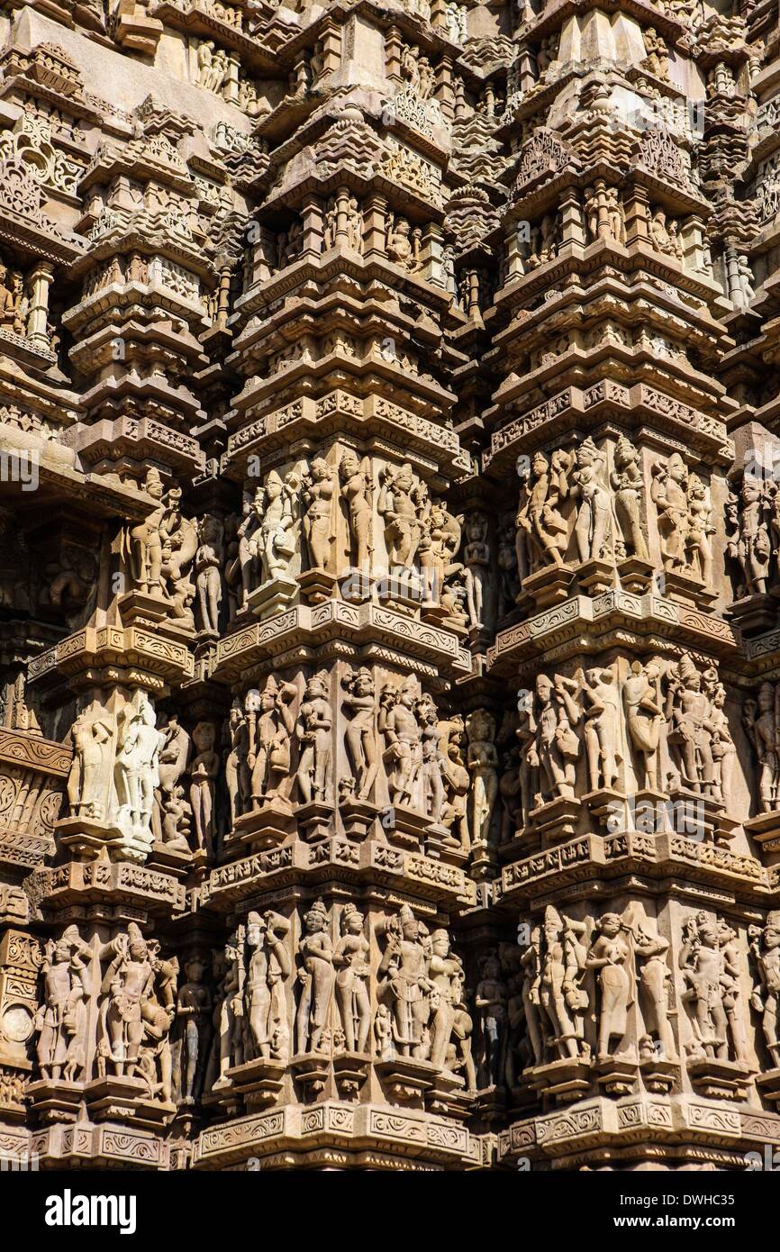 (140309) -- le Madhya Pradesh, le 9 mars 2014 (Xinhua) -- Photo prise le 8 mars 2014 présente les sculptures de Kandariya Temple au groupe de monuments, à Khajuraho Madhya Pradesh de l'Inde. Le Khajuraho group of monuments, ou les temples de Khajuraho en Madhya Pradesh de l'Inde, ont été construites au cours de la dynastie des Chandella, qui a atteint son apogée entre 950 et 1050. Seulement environ 20 temples subsistent ; elles se classent en trois groupes distincts et appartiennent à deux religions différentes -- l'Hindouisme et le jaïnisme. Ils établissent un équilibre parfait entre l'architecture et la sculpture. Les temples de Khajuraho sont décorer Banque D'Images