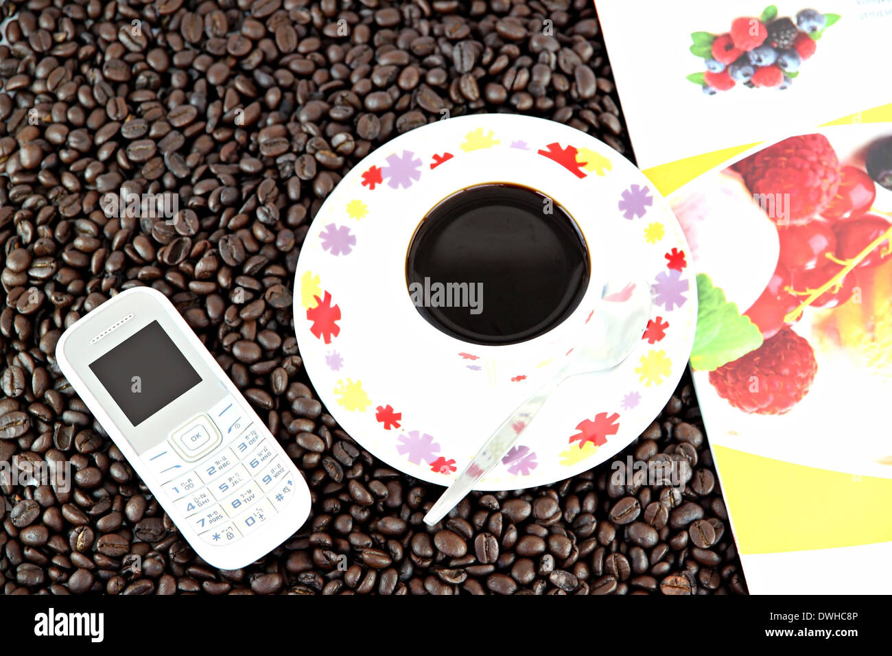 Les grains de café et tasse blanche en concept de l'arrière-plan. Banque D'Images