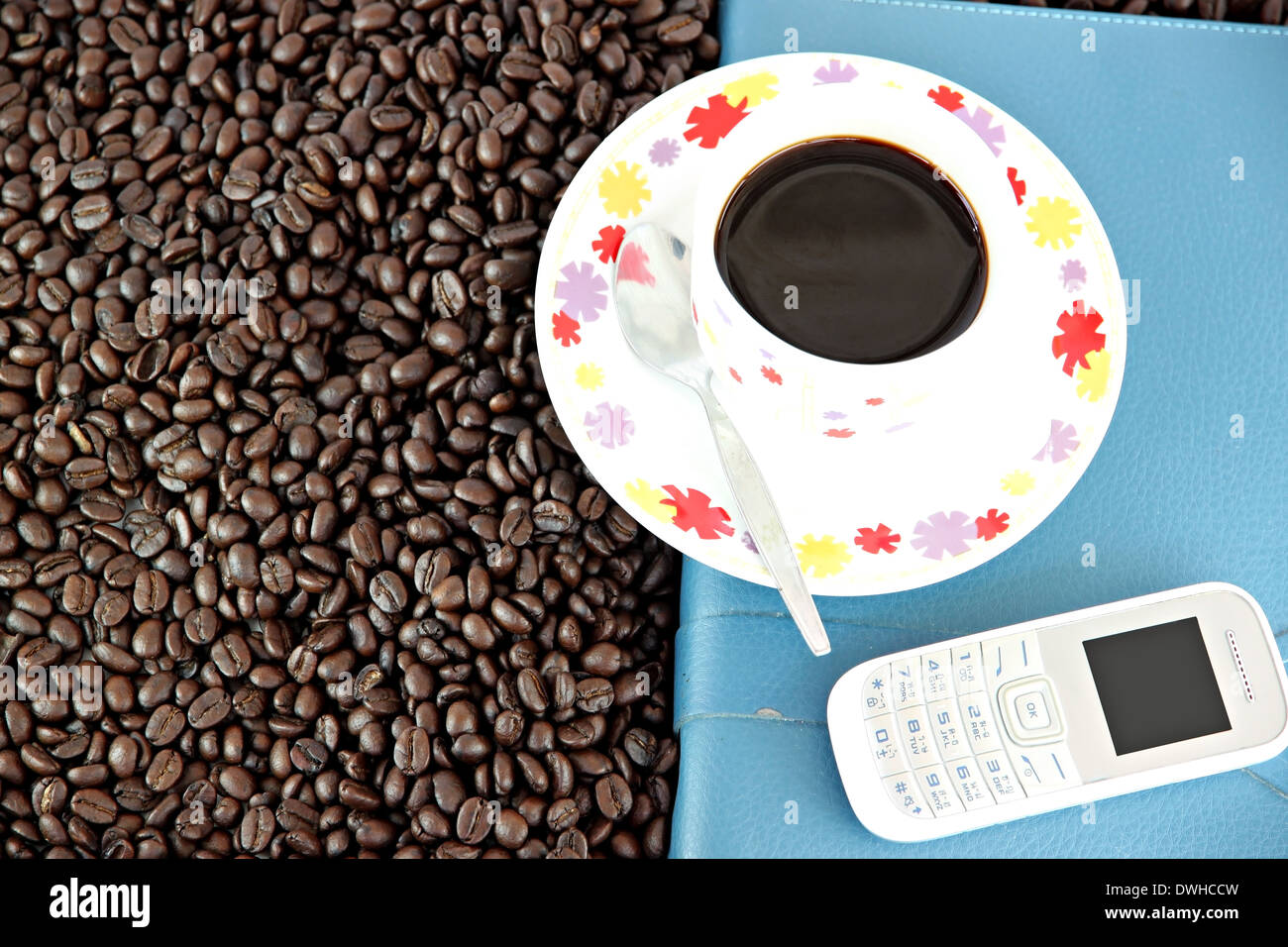 Les grains de café et tasse blanche en concept de l'arrière-plan. Banque D'Images