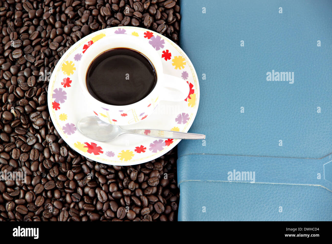 Les grains de café et tasse blanche en concept de l'arrière-plan. Banque D'Images