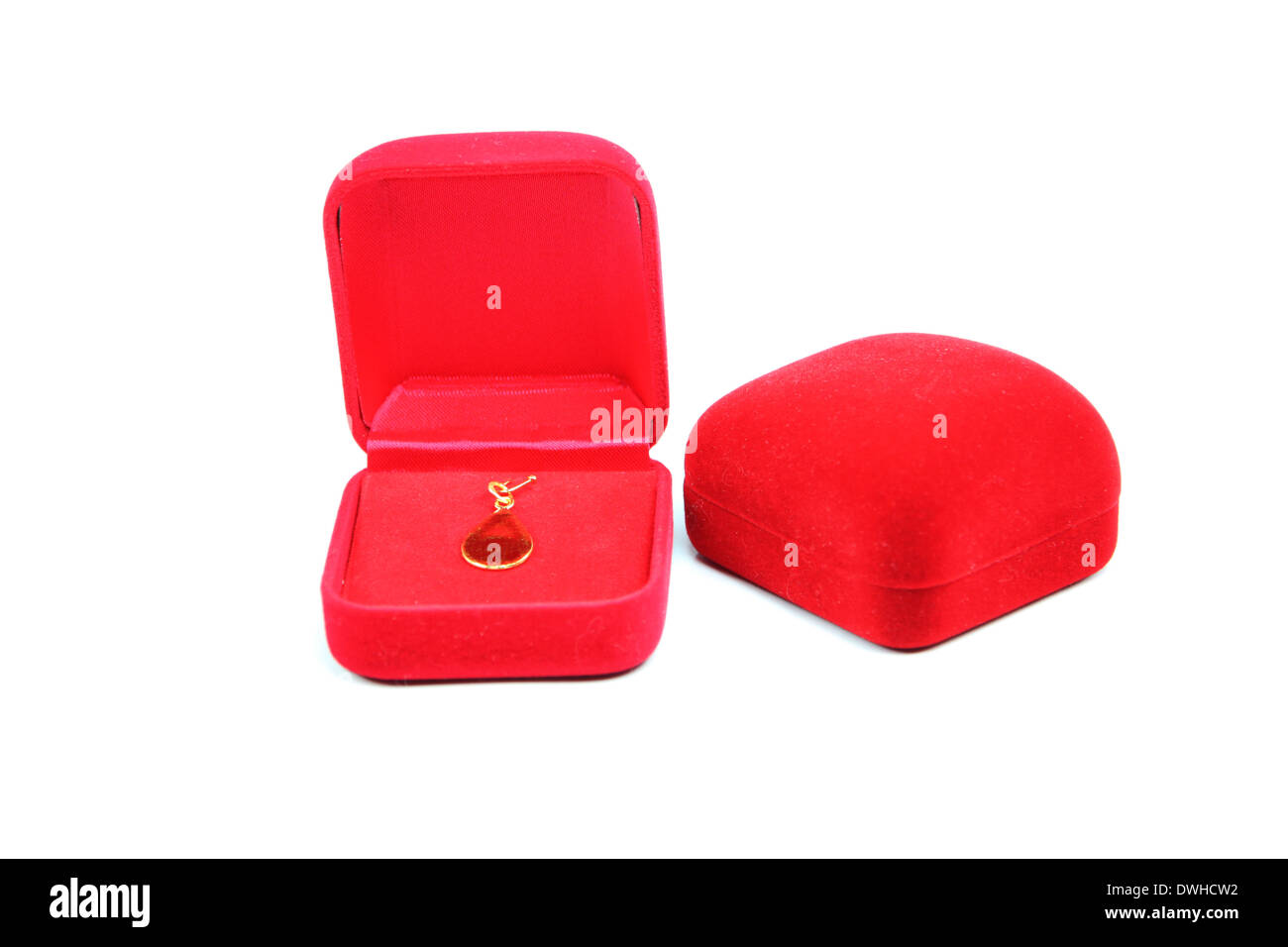 Boîte à bijoux rouge isolé sur fond blanc. Banque D'Images