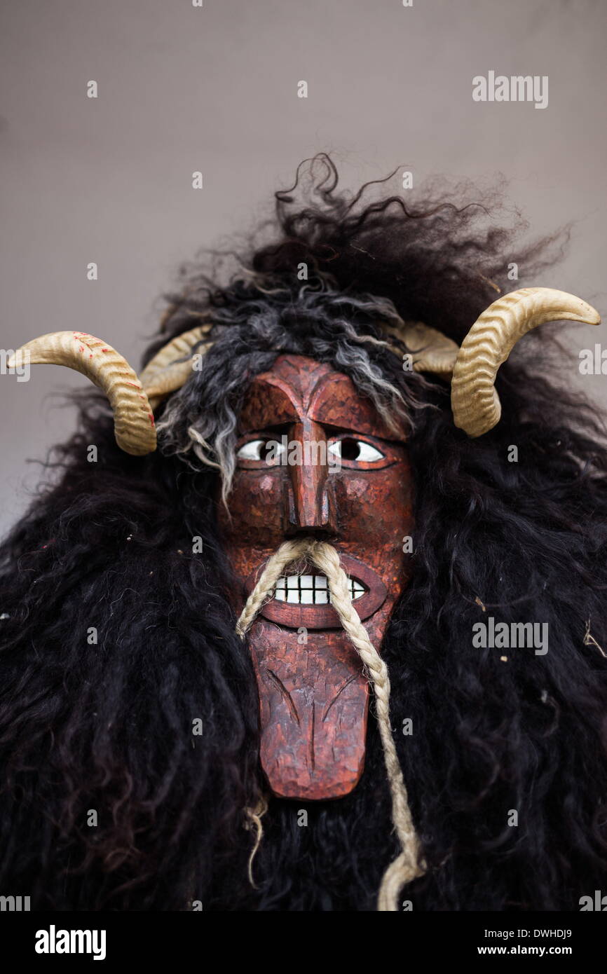 Mohacs (Hongrie). 4e Mar, 2014. Portrait d'un Fullmetal masqués. Les festivités à Mohacs Fullmetal dans le sud de la Hongrie sont un carnaval de six jours à la fin de février pour marquer la fin de l'hiver, nommé pour les Busos, effrayant les gens costumés (traditionnellement, les hommes) de porter des masques en bois et de grands manteaux laineux. © Zsolt Repasy/ZUMA/ZUMAPRESS.com/Alamy fil Live News Banque D'Images