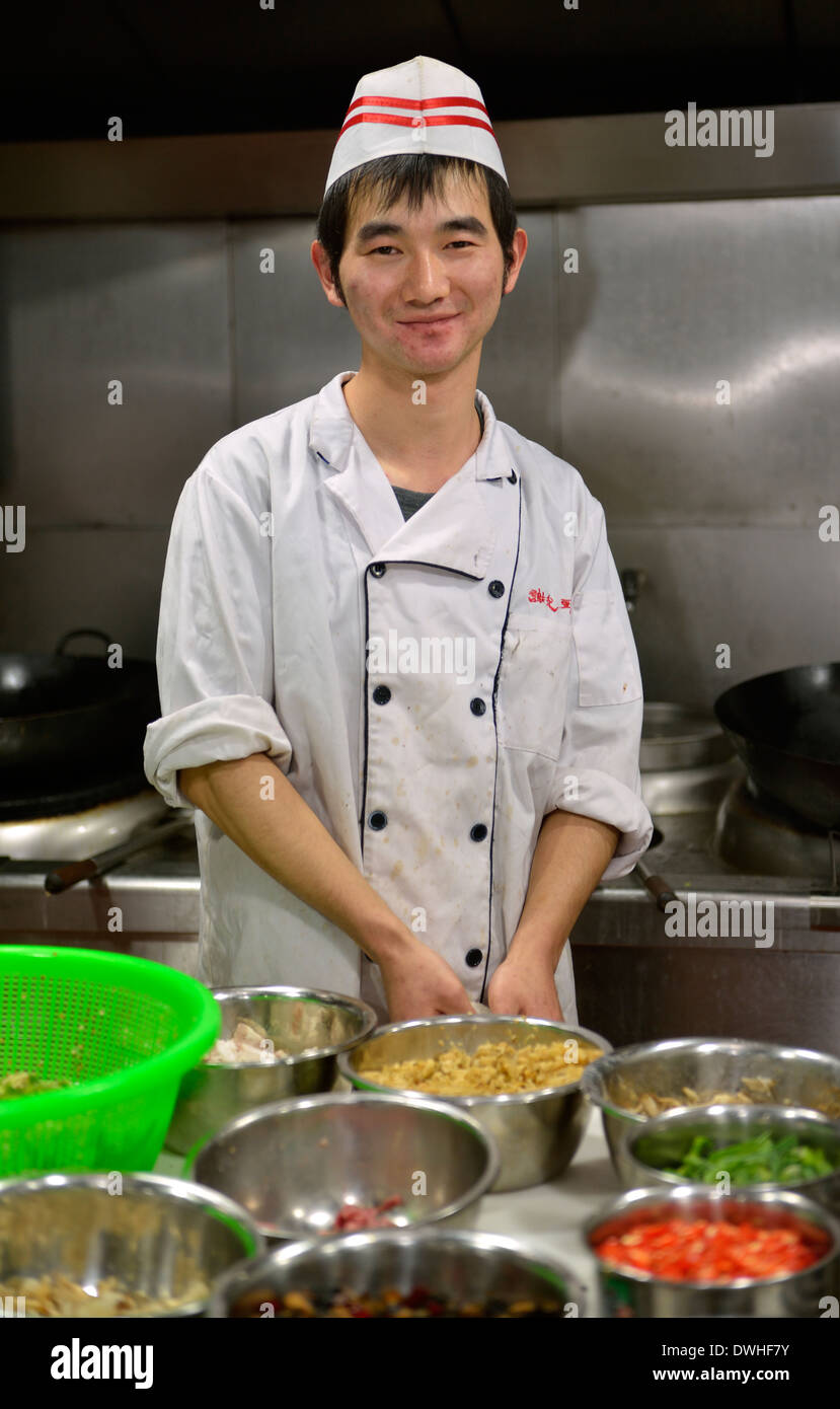 Un jeune cuisinier dans un restaurant à Changsha, province du Hunan, en Chine. Banque D'Images