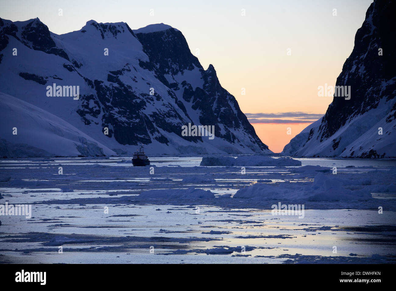 Soleil de minuit (à 3h) dans le canal de Lamairé sur la péninsule Antarctique dans l'Antarctique. Banque D'Images