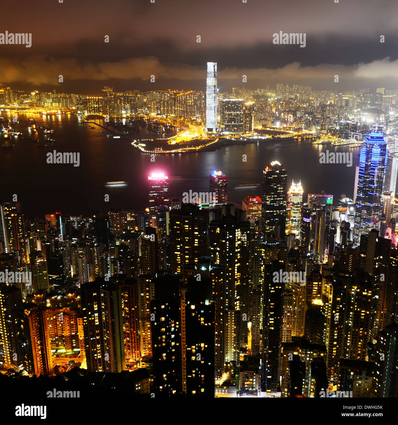 Le quartier central de Hong Kong skyline and Victoria Harbour view at night Banque D'Images